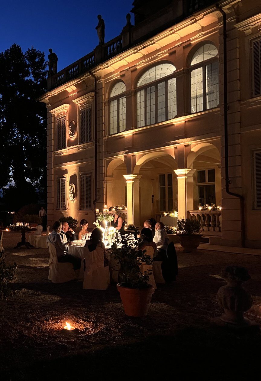 Villa illuminata di sera durante un evento