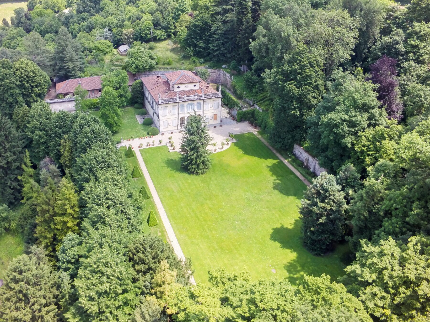 Veduta aerea della villa e del parco