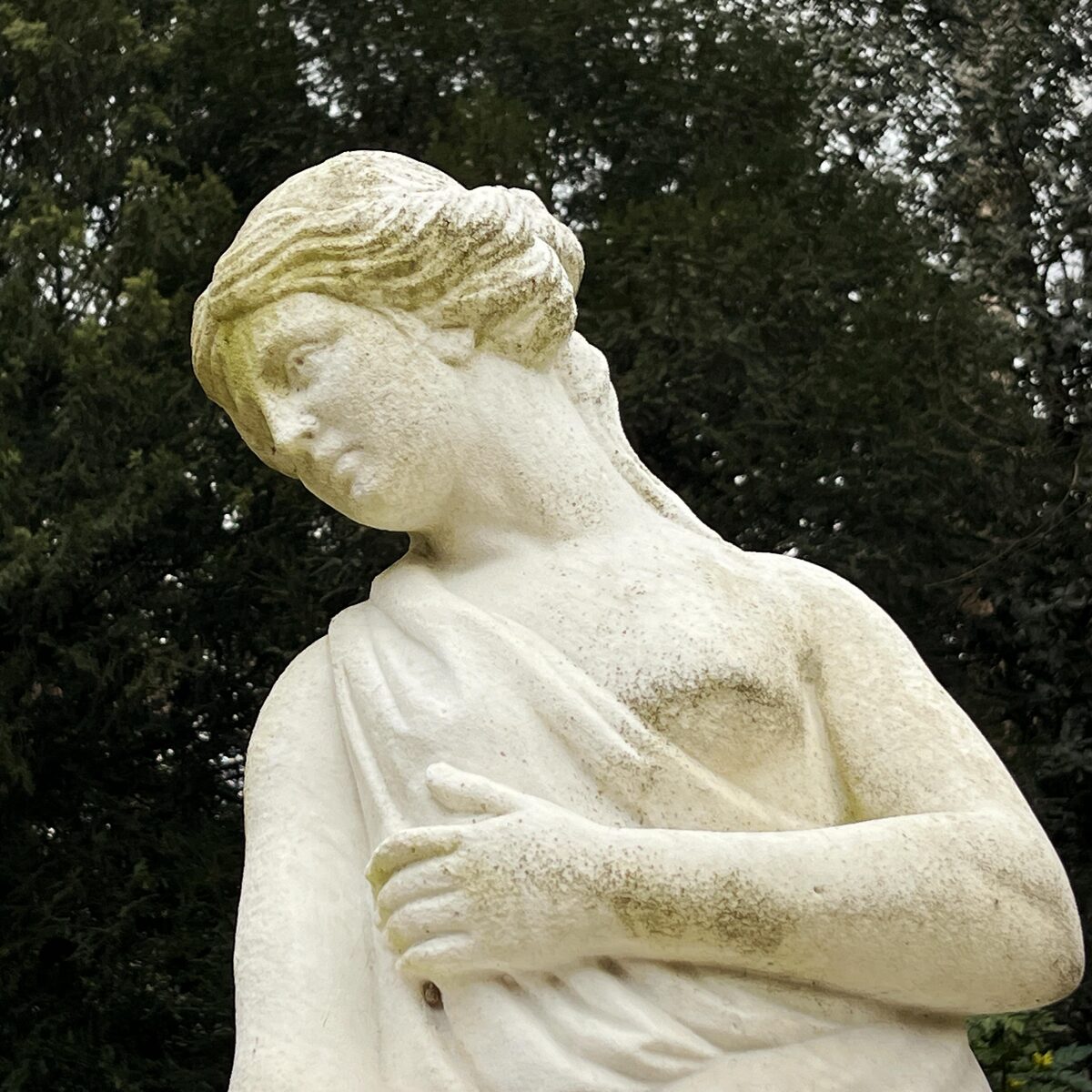 Statua nel giardino storico