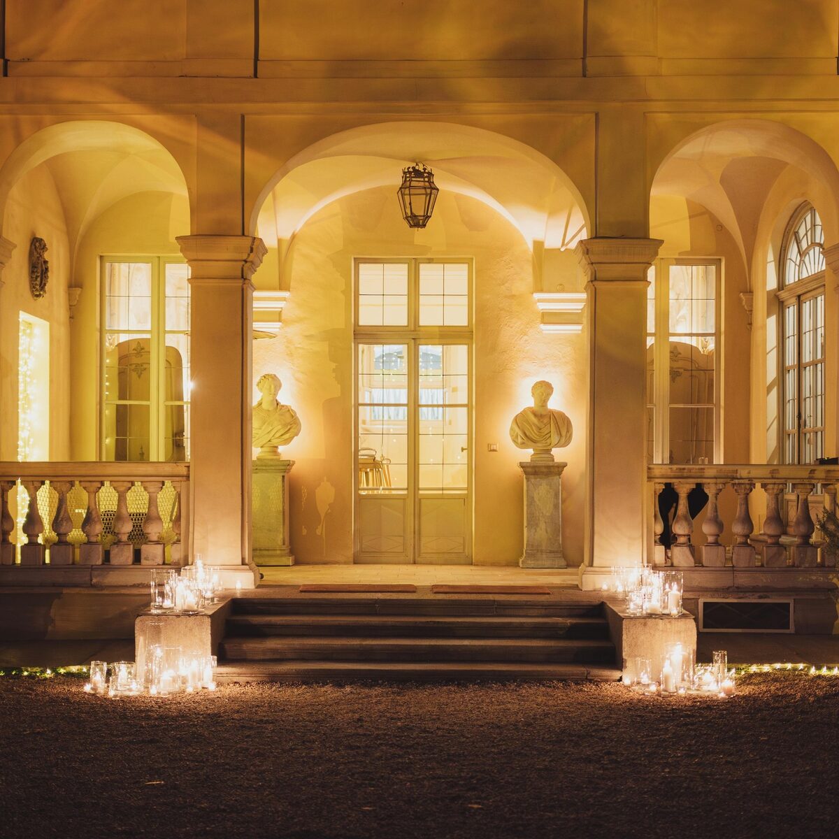 Portico illuminato a candele